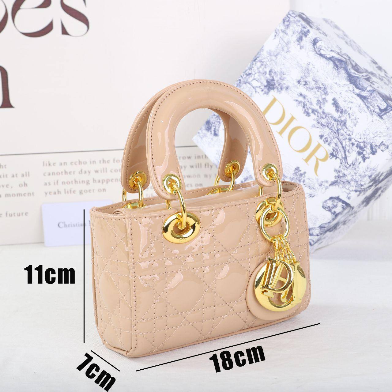 🌟 Dior Joy

1️⃣ First quality ＋🎁

Size : 18 * 11 * 7 cm
90 dhs💓

with box🎁

Zain115
♥️♥️♥️