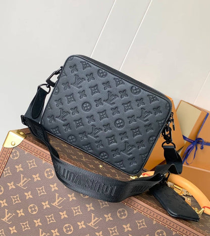 Lv

COPY ONE
 FOR MEN SLING BAG

215 dhs🇦🇪🇦🇪

Zain295
♥️♥️♥️