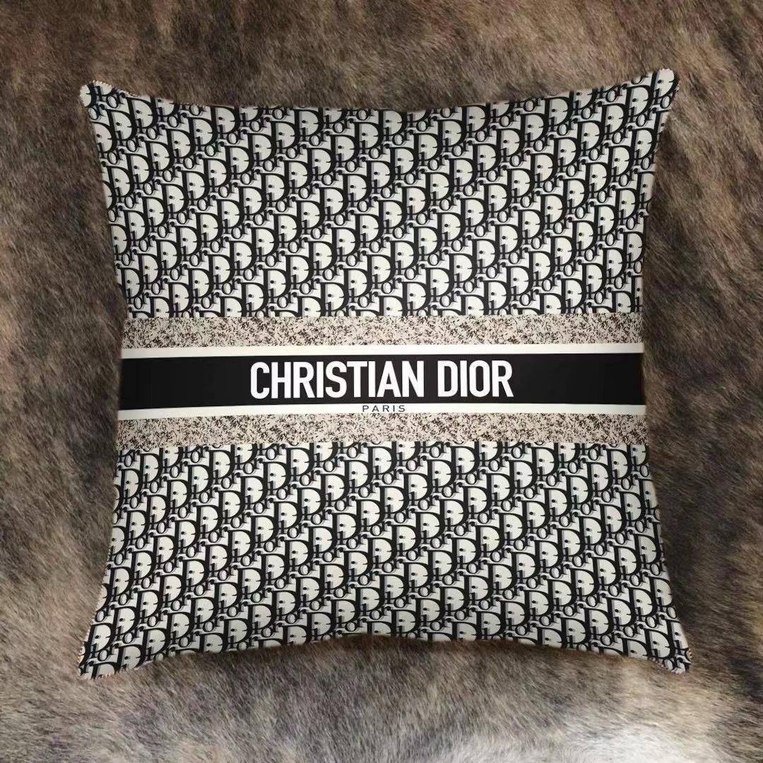 Brand 
High quality 
Pillow cover 
Velvet 100%
Size 50*50
50 dhs🪙🌨️

Zain99
♥️♥️♥️