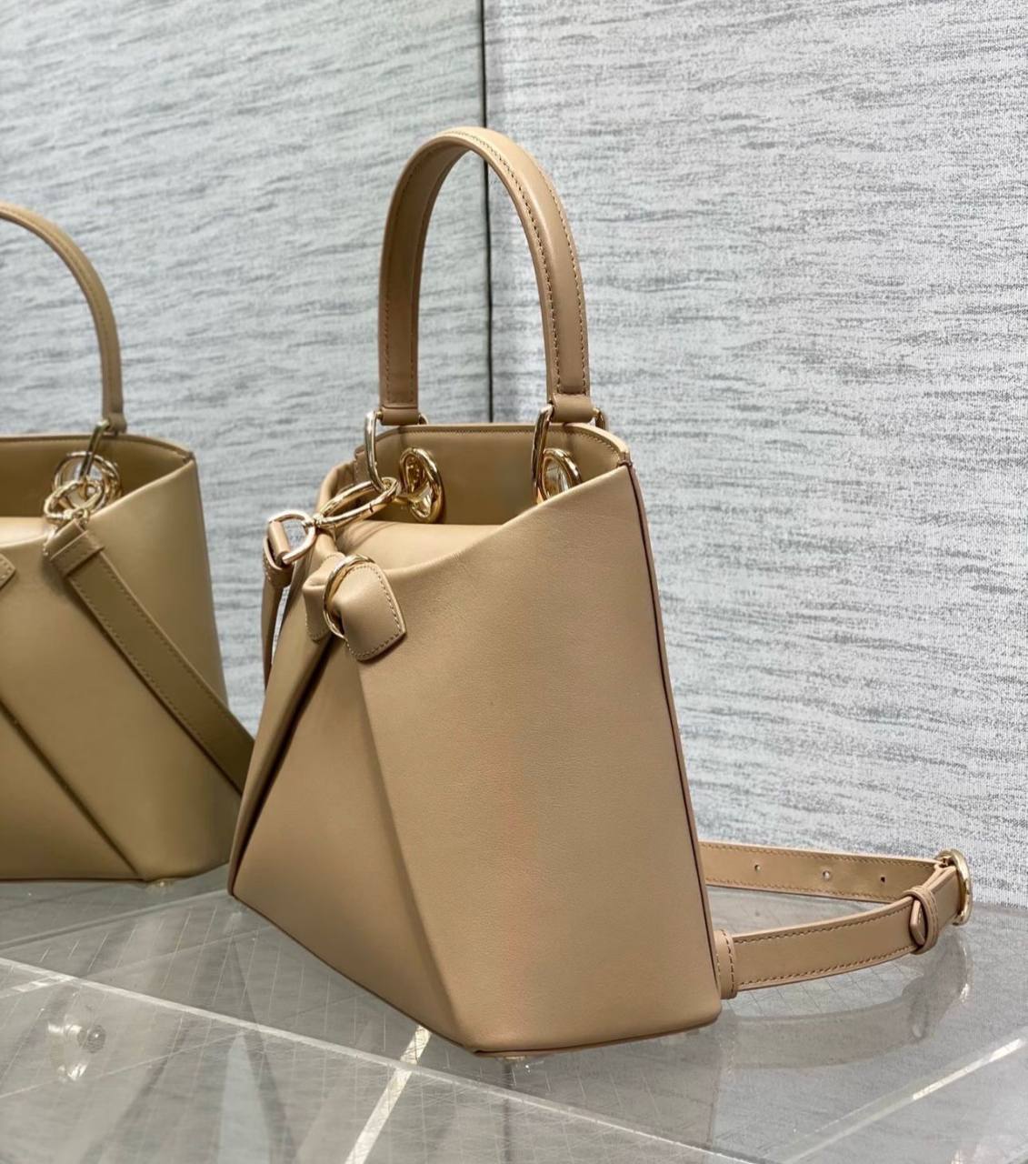 DIOR 
 GOOD QUALITY 
105 dhs🇦🇪🇦🇪

Zain39
♥️♥️♥️