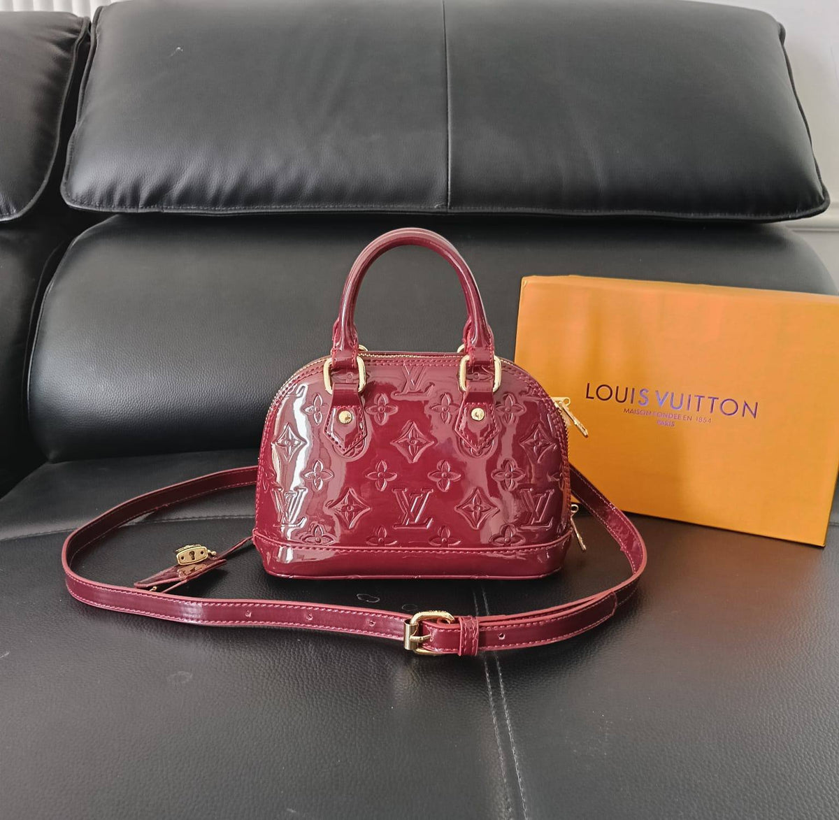Lv

100 dhs🇦🇪🇦🇪

with box
size 20cm

Zain26
♥️♥️♥️