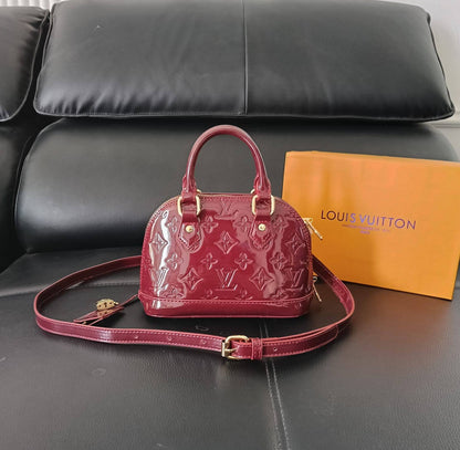 Lv

100 dhs🇦🇪🇦🇪

with box
size 20cm

Zain26
♥️♥️♥️