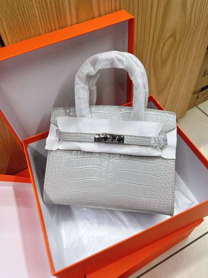 Hermes

21cm 
105 dhs🪙💕

with Box
🎁🎁🎁

Zain50
♥️♥️♥️