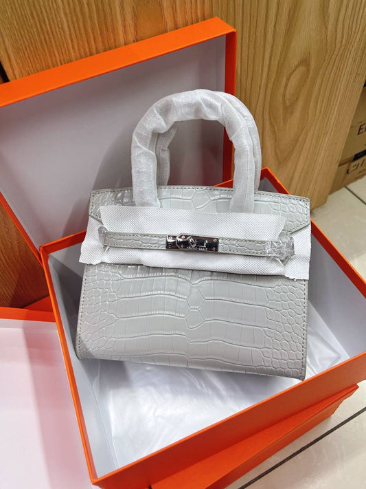 Hermes

21cm 
105 dhs🪙💕

with Box
🎁🎁🎁

Zain50
♥️♥️♥️