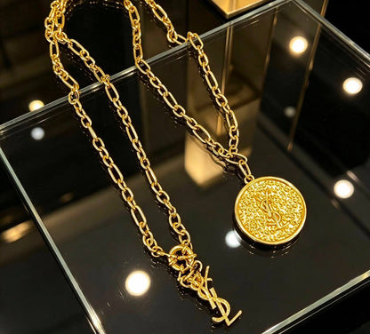 YSL 
Necklace 🦋
Earring✨
Bracelet 💥
Master quality 💯
With normal boxes 📦 
140 dhs🇦🇪🇦🇪

Zain216
♥️♥️♥️