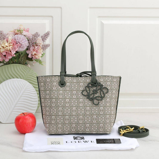 🌹 Loewe Tote
1⃣️First quality 
Size: 38 * 24.5 cm
95 dhs🇦🇪

Zain115
♥️♥️♥️