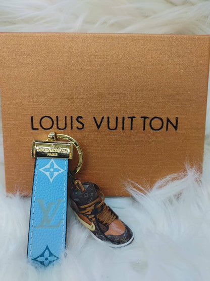 LV key holders & bags charm accessories
All sizes price 
55 dhs✅

Zain88
♥️♥️♥️