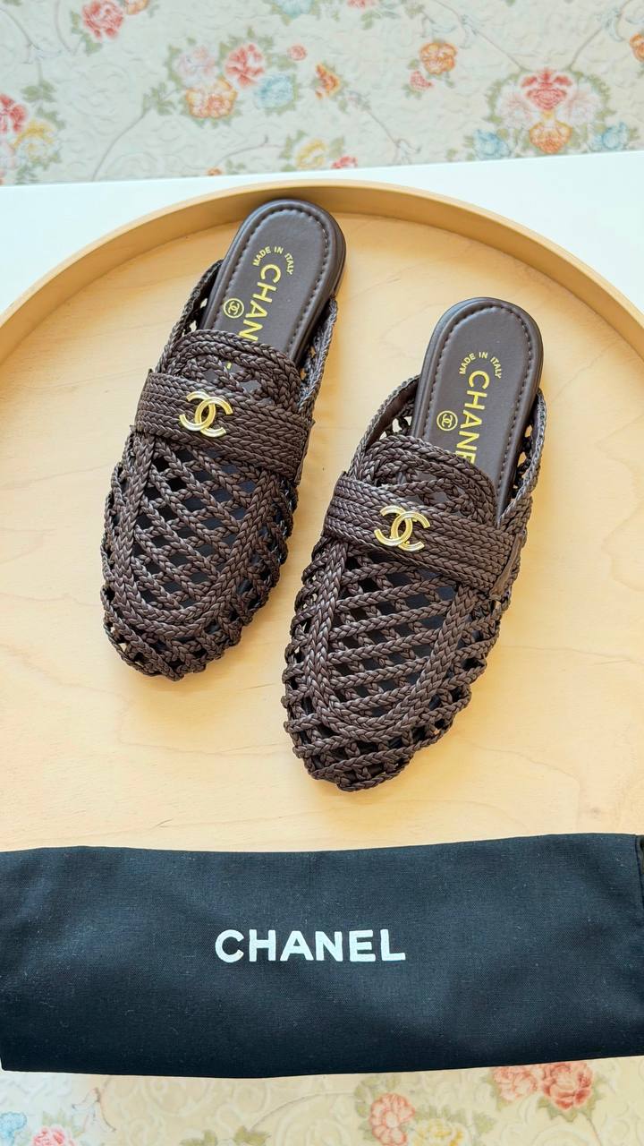 CHANEL
Master quality 
Size: 36 to 41
450 dhs💛

Zain318
♥️♥️