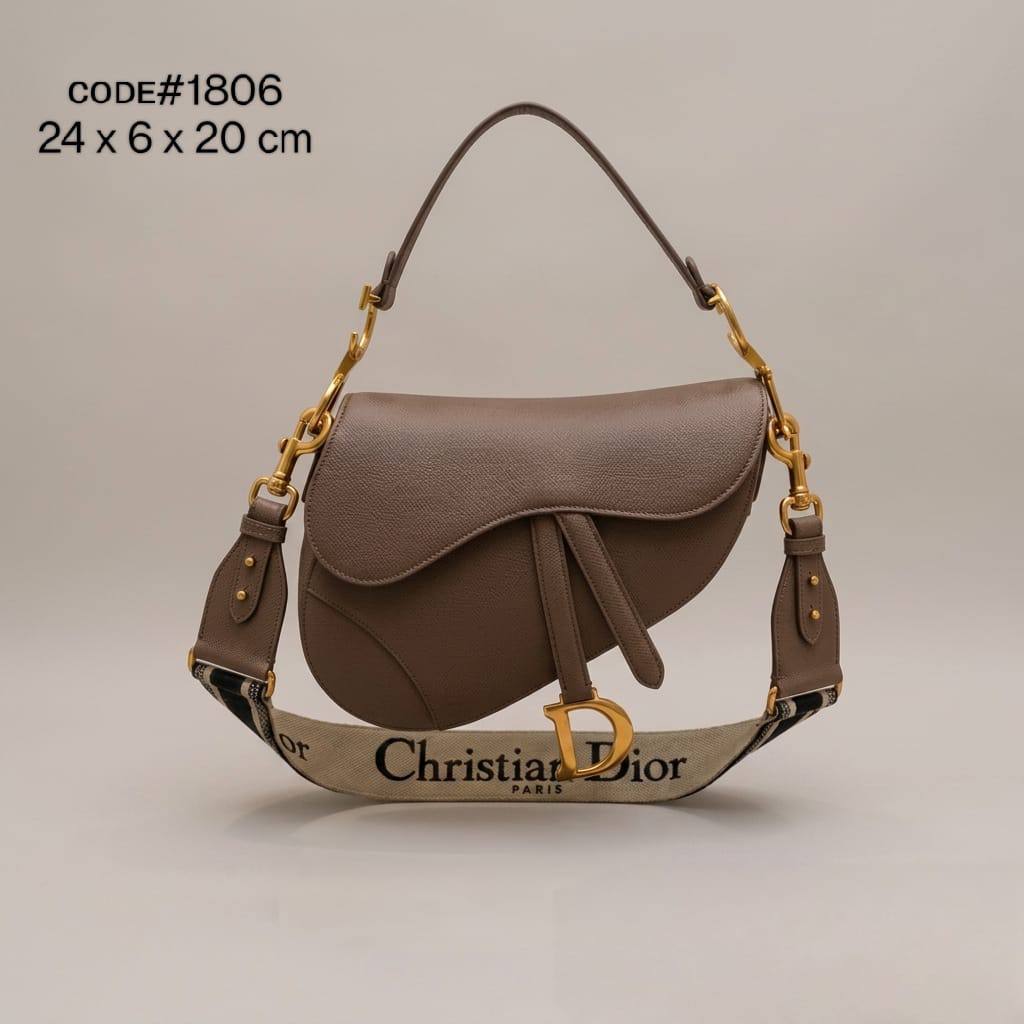 CHRISTIAN DIOR
sᴀᴅᴅʟᴇ ᴄʀᴏssʙᴏᴅʏ ʙᴀɢ
ʟᴇᴀᴛʜᴇʀ & ᴏʙʟɪǫᴜᴇ ᴍᴀᴛᴇʀɪᴀʟ
sɪᴢᴇ : 24 cm
ᴡɪᴛʜ BOX
🎁🎁🎁

120 dhs✅

Zain31
♥️♥️♥️