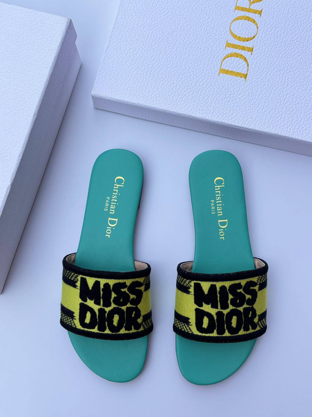 Dior slipper
100 dhs❣️
Size 36-42

Zain55
♥️♥️♥️