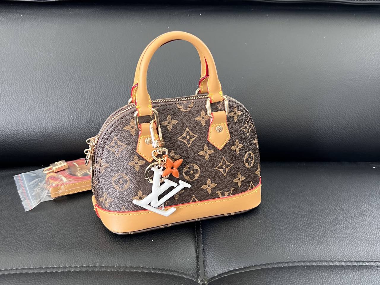 LV
110 dhs✅

With box 
🎁🎁🎁

high quality20cm

Zain26
♥️♥️♥️