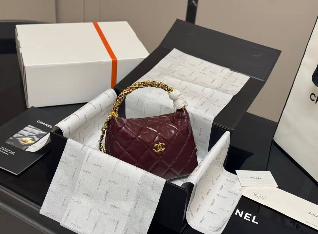 Chanel

95 dhs✅

with box
🎁🎁🎁

Zain35
♥️♥️♥️