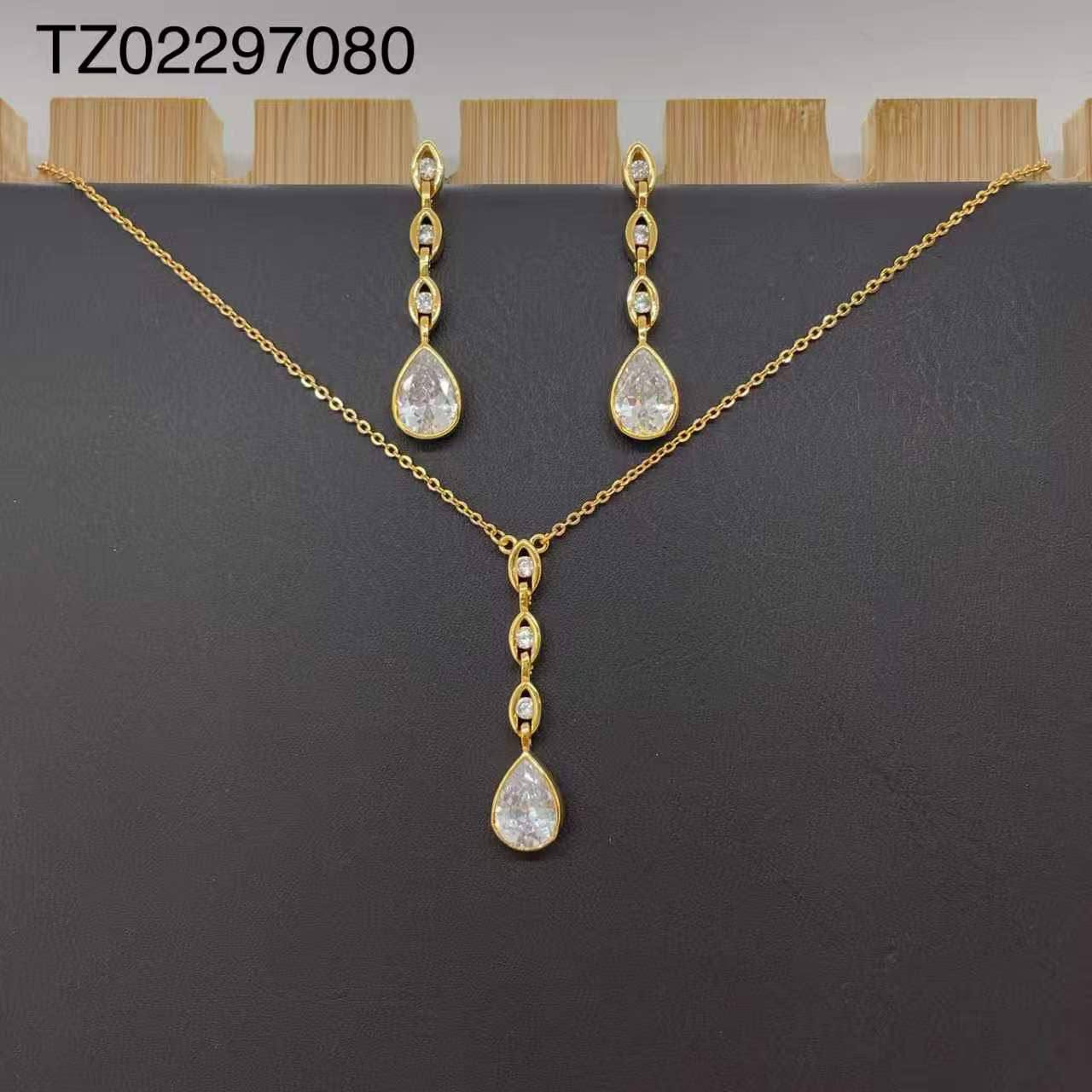 SET
Necklace 🔥
Earring 🐦‍🔥
good quality 💯
With brand boxes 🗃️ 
Paper bag 🛍️
40 dhs✅

Zain216
♥️♥️♥️