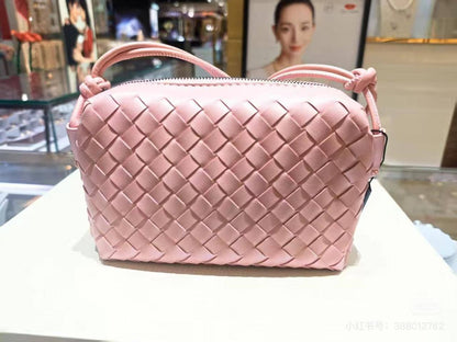 BOTTEGA   
GOOD QUALITY 
SIZE:20×10×17cm   
90 dhs🪙

withbox  
🎁🎁🎁

Zain04
♥️♥️♥️