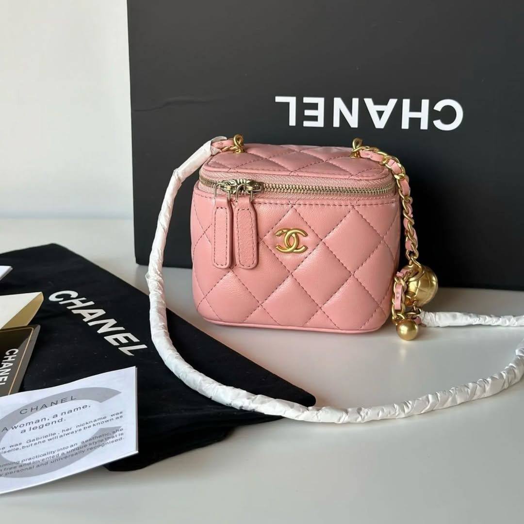 Chanel 
Best quality with box’s 
95 dhs✅
size 10 cm

Zain290
♥️♥️♥️