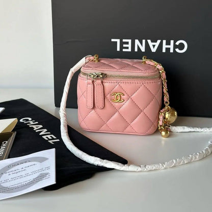 Chanel 
Best quality with box’s 
95 dhs✅
size 10 cm

Zain290
♥️♥️♥️