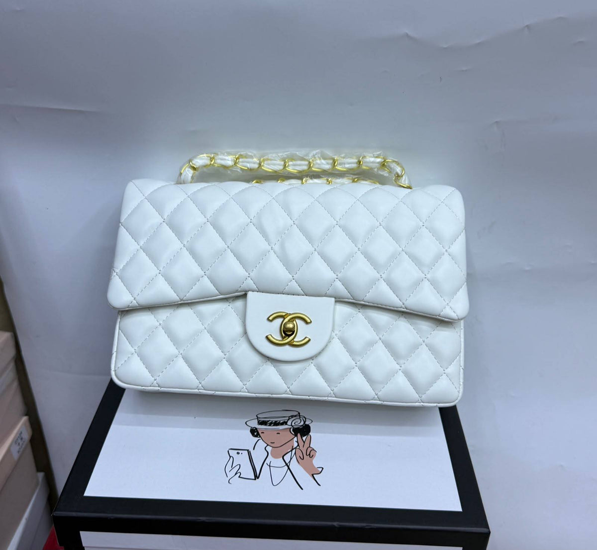 Chanel
New arrival 
Size 25cm
110 dhs🇦🇪🇦🇪🇦🇪

With box 🔥📦🔥

Zain70
♥️♥️♥️