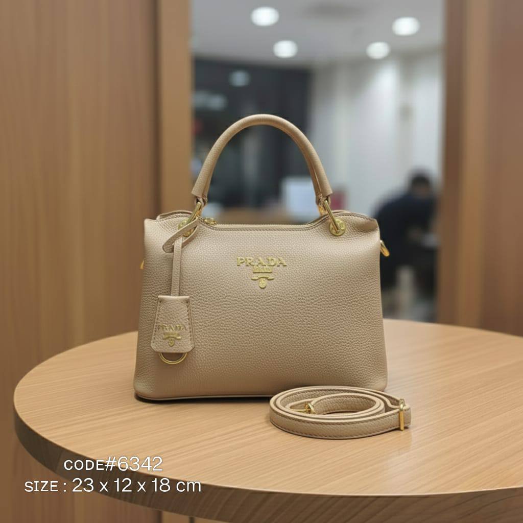 PRADA ᴛᴏᴘ ʜᴀɴᴅʙᴀɢ
ᴍᴀᴛᴛᴇ ʟᴇᴀᴛʜᴇʀ ᴍᴀᴛᴇʀɪᴀʟ
ᴛʜʀᴇᴇ ᴄᴏᴍᴘᴀʀᴛᴍᴇɴᴛ
ᴡɪᴛʜ ʟᴏɴɢ ʙᴇʟᴛ sᴛʀᴀᴘ
ɢᴏʟᴅ ʜᴀʀᴅᴡᴀʀᴇ
sɪᴢᴇ : 23 cm

75 dhs🪙🌨️

Zain31
♥️♥️♥️