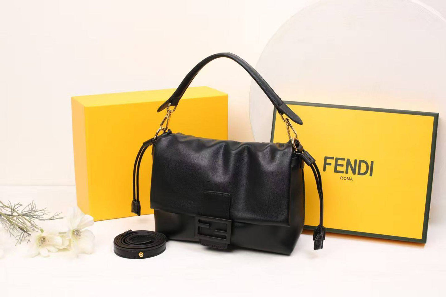 Fendi

with box
🎁🎁🎁

105 dhs🪙🌨️

Zain09
♥️♥️♥️