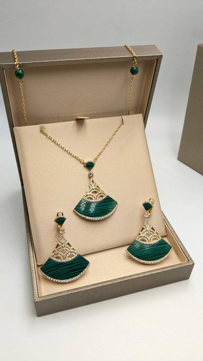 Bvlgari Set
*Master Quality* 
*Necklace & Earrings*
230 dhs💓 with Normal Box 🎁
250 dhs💓 with Good Box 🎁
280 dhs💓 with Master Box 🎁

Zain210
♥️♥️♥️
