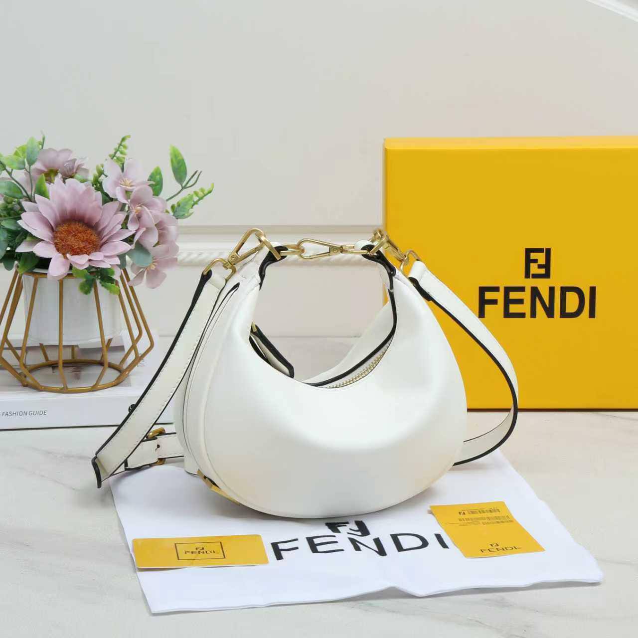 Fendi
Good quality 

with box 🎁🎁🎁

90 dhs💓

Zain186
♥️♥️♥️
