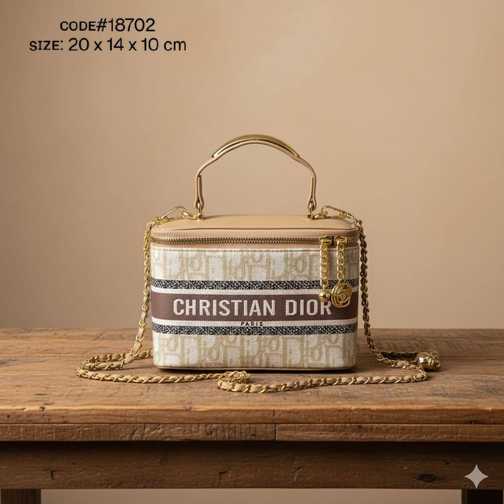CHRISTIAN DIOR
ᴠᴀɴɪᴛʏ ᴍᴀᴋᴇ ᴜᴘ ʙᴀɢ
ᴡɪᴛʜ ᴄʜᴀɪɴ sᴛʀᴀᴘ
ɢᴏʟᴅ ʜᴀʀᴅᴡᴀʀᴇ
sɪᴢᴇ : 20 cm

55 dhs🪙💕

Zain31
♥️♥️♥️