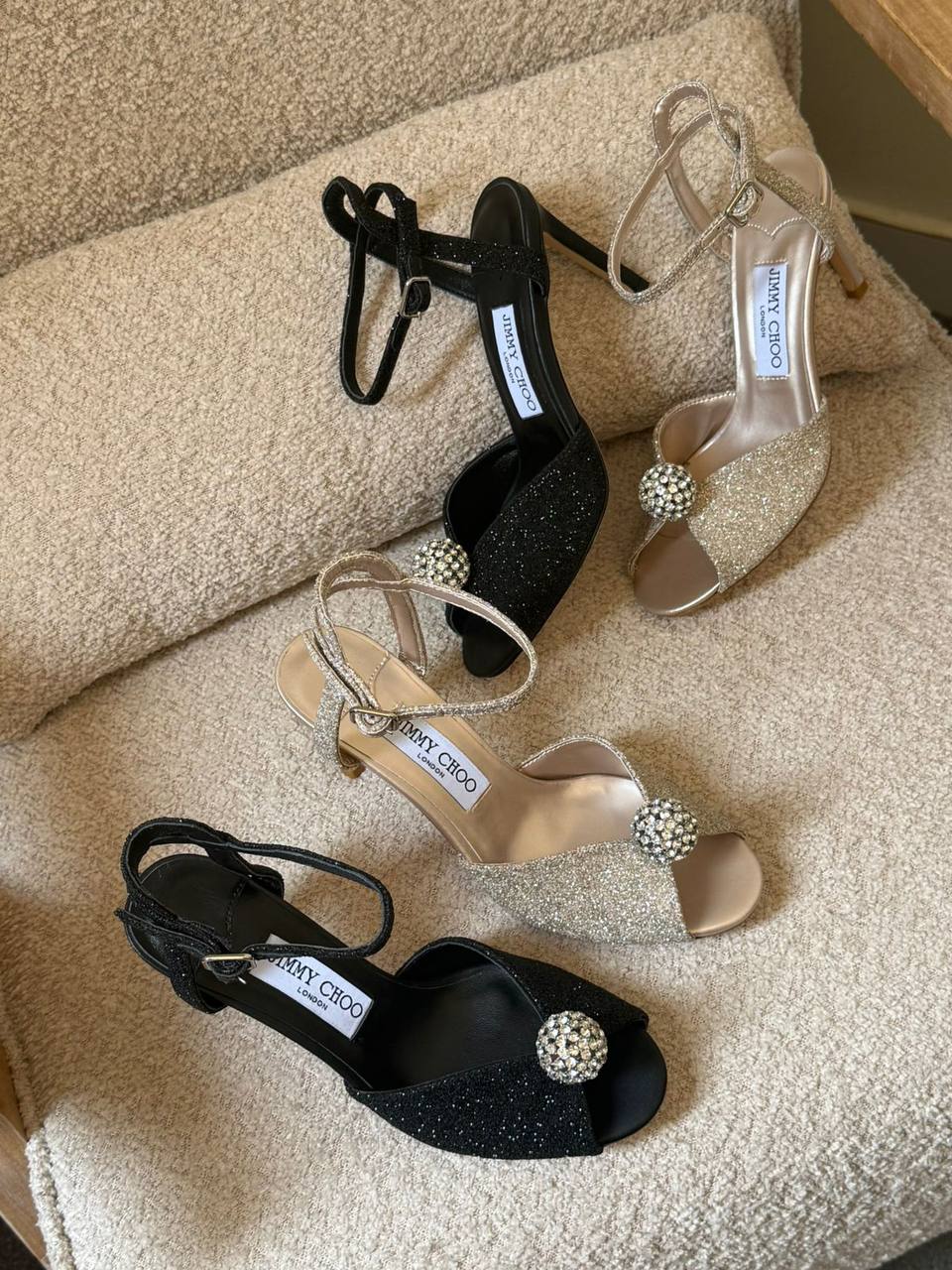 Jimmy Choo
✨ 𝐉𝐈𝐌𝐌𝐘 𝐂𝐇𝐎𝐎 ✨
✨ 𝐕𝐈𝐏 𝐐𝐮𝐚𝐥𝐢𝐭𝐲 ✨
✨ 𝐒𝐢𝐳𝐞𝐬: 𝟑𝟔 — 𝟒𝟏 ✨
450 dhs💓

Zain298
♥️♥️♥️