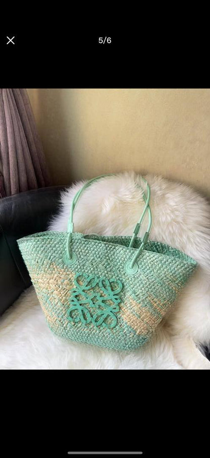 Loewe
85 dhs❣️

Zain26
♥️♥️♥️