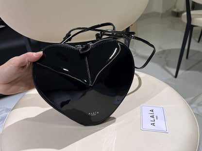 Alaia
100 dhs🇦🇪🇦🇪

with box
Zain26
♥️♥️♥️