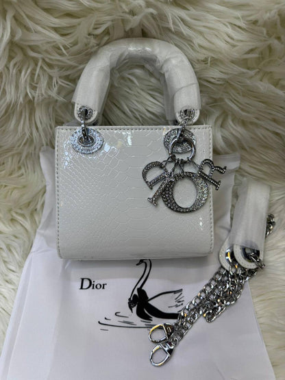 💎 Lady Dior 

1️⃣ First quality +🎁

Logo with diamond💎
Size : 17 * 14 * 7 cm
100 dhs🇦🇪🇦🇪

with box 🎁

Zain115
♥️♥️♥️