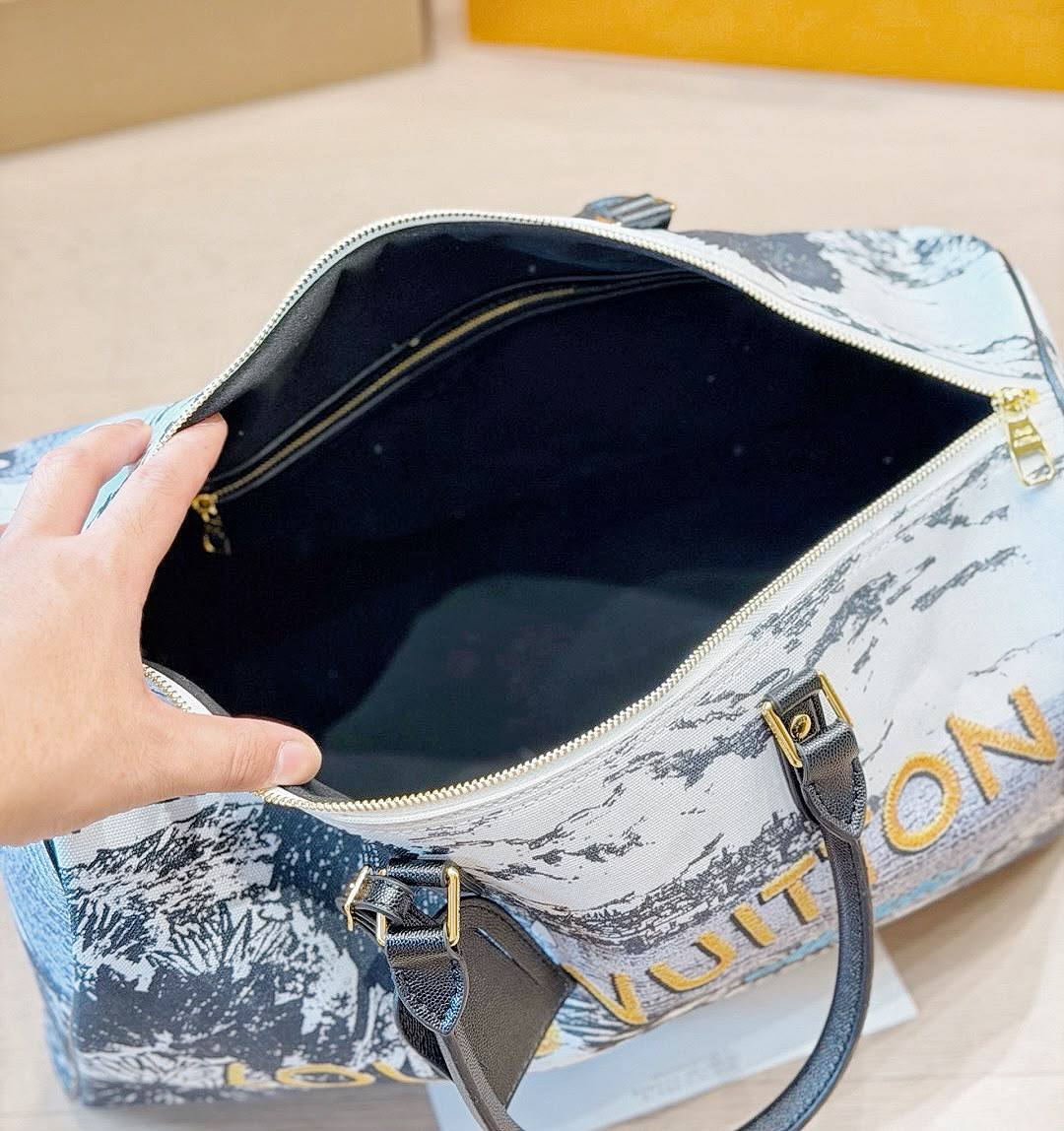 LOUIS VUITTON 

TRAVLLING  BAG


NEW DESIGN 

MASTER QUALITY 

250 DHS……(with leather)

Zain295
♥️♥️♥️