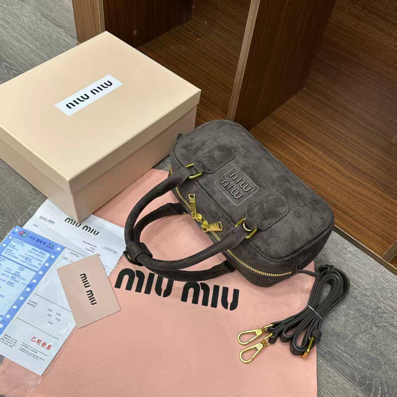 Miu Miu

with box
🎁🎁🎁

95 dhs❣️

Zain143
♥️♥️♥️