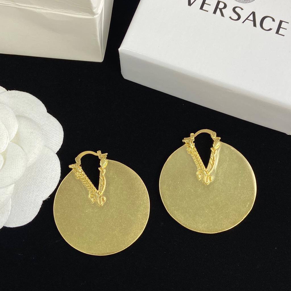 VERSACE EARRING
MASTER
60 DHS✅
WITH BOX AND PAPER BAG🎁🛍️

Zain89
♥️♥️♥️