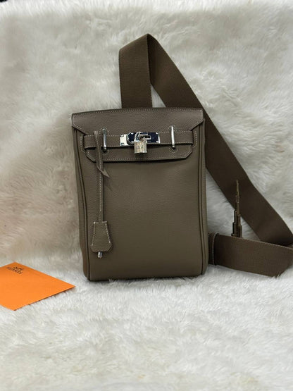 Hermes 
Master
  18Cm 

With Box
🎁🎁🎁

320 dhs✅

Zain131
♥️♥️♥️