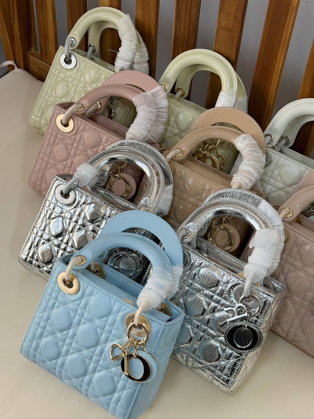 DIOR 
Super Master Quality 
Original Packing 
17cm

For Price 👇 WhatsApp✅
0568585901 
0507557372
0552275751 Owner Zain 👌

Zain321
♥️♥️♥️
