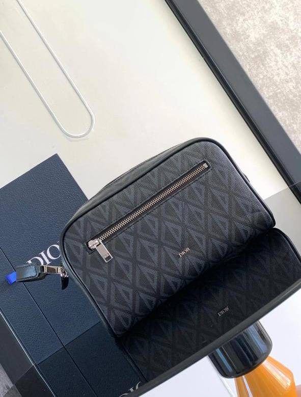 Dior Toilettery Bag 
Super Master
175 dhs🇦🇪🇦🇪

Zain33
♥️♥️♥️