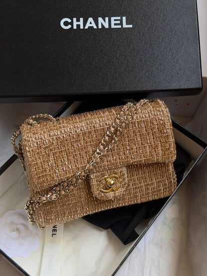 CHANEL
𝐌𝐢𝐧𝐢 𝐂𝐥𝐚𝐬𝐬𝐢𝐜 𝐇𝐚𝐧𝐝𝐛𝐚𝐠 𝐈𝐧 𝐚 𝐒𝐡𝐢𝐦𝐦𝐞𝐫𝐢𝐧𝐠 𝐆𝐨𝐥𝐝 𝐓𝐰𝐞𝐞𝐝 & 𝐁𝐞𝐚𝐝 𝐅𝐢𝐧𝐢𝐬𝐡
1750 dhs✅

ETAG4
♥️♥️♥️