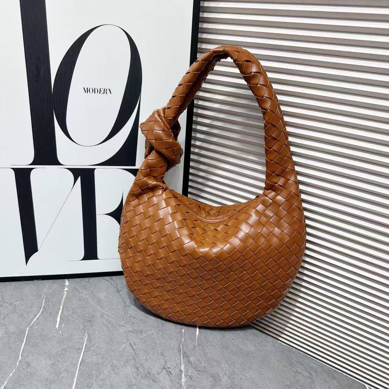 BOTTEGA
SIZE  ……… 31CM 🥰
90 dhs❣️

Zain244
♥️♥️♥️
