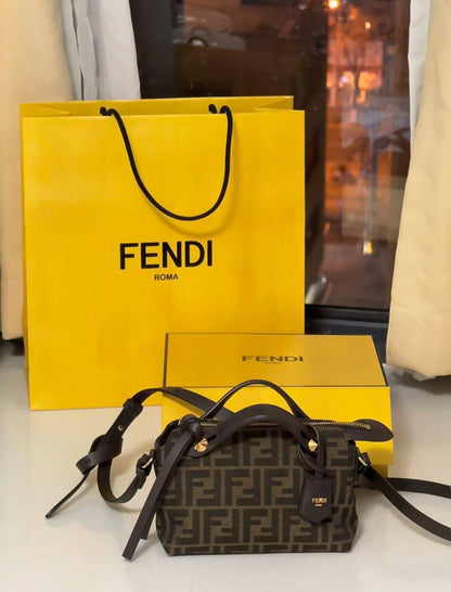 Fendi
100 dhs💓
SIZE：22cm
Good-quality 

with box
🎁🎁🎁

Zain35
♥️♥️♥️