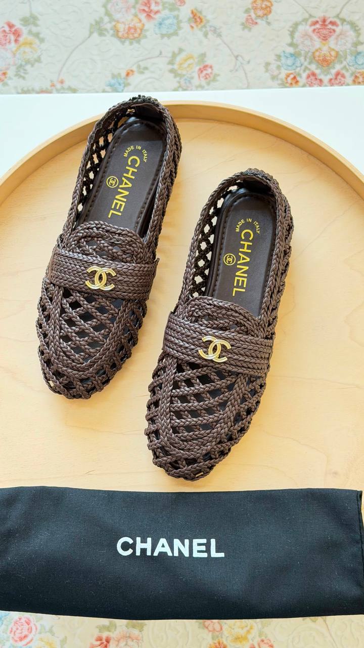 CHANEL
Master quality 
Size: 36 to 41
450 dhs💛

Zain318
♥️♥️