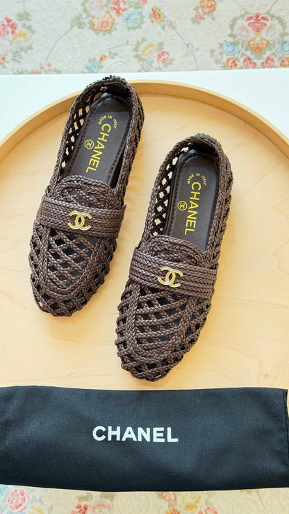 CHANEL
Master quality 
Size: 36 to 41
450 dhs💛

Zain318
♥️♥️