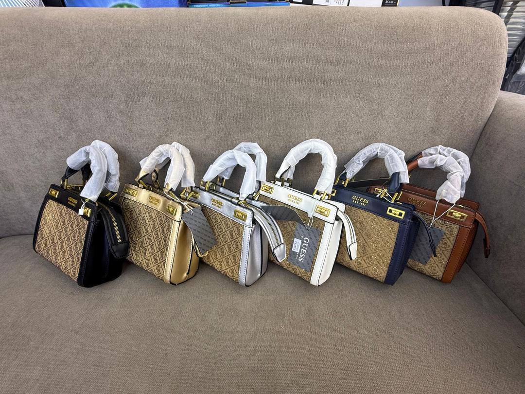 Guess

90 dhs❣️ 

with box 
🎁🎁🎁

high quality  new
21 cm

Zain26
♥️♥️♥️