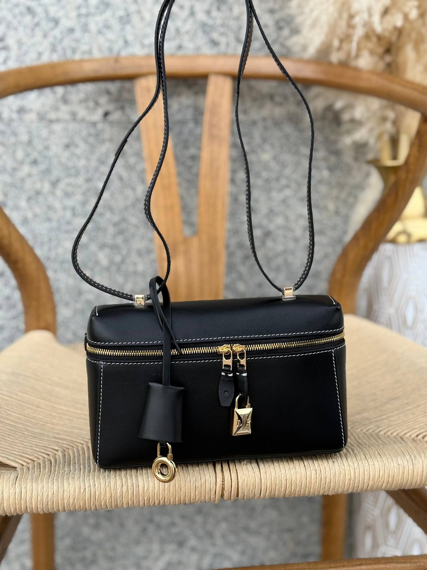 LORO PIANA
21cm
340 dhs🪙🌨️
Top quality 
With box🎁

Zain167
♥️♥️♥️