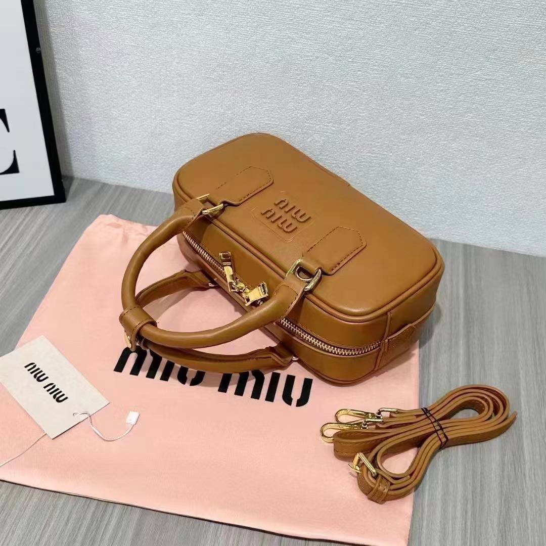 MIUMIU

Best quality
with box

size 22Cm

110 dhs🇦🇪🇦🇪

Zain290
♥️♥️♥️