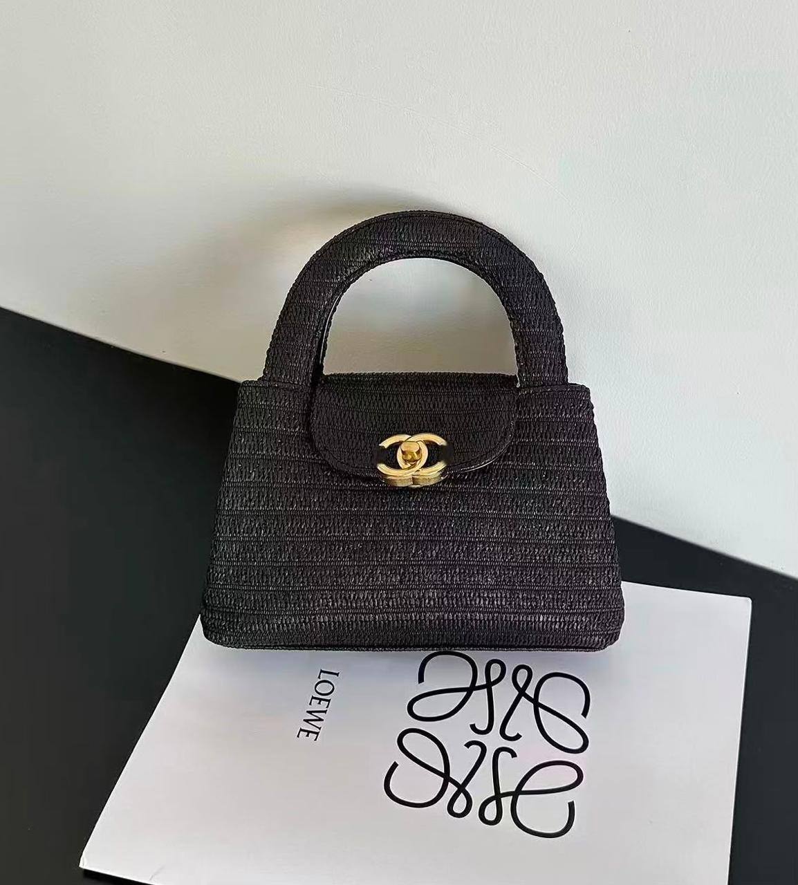 CHANEL
 GOOD QUALITY
 WITH BOX 
120 dhs✅

Zain39
♥️♥️♥️
