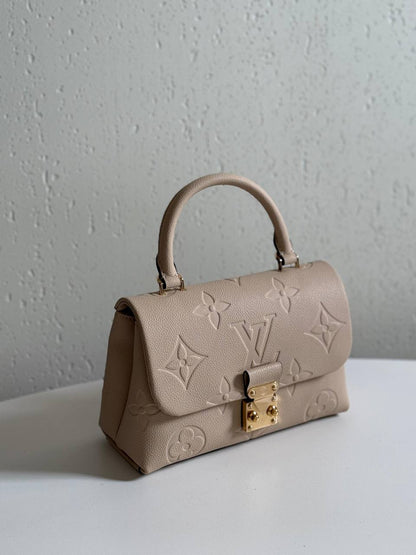 New collection✨✨✨
LV
 22cm
340 dhs🪙🌺
Top quality 
With box🎁

Zain228
♥️♥️♥️