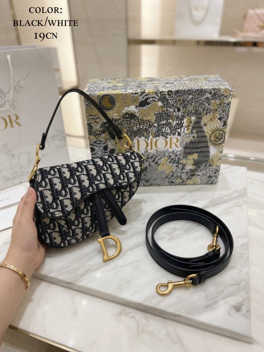 ᴄʀɪsᴛɪᴀɴ ᴅɪᴏʀ sᴀᴅᴅʟᴇ ғʟᴀᴘ ʙᴀɢ
ᴛᴏᴘ ʜᴀɴᴅʟᴇ ɢᴏʟᴅ ᴛᴏɴᴇ 
ᴄʀᴏssʙᴏᴅʏ ʙᴀɢ
ᴡɪᴛʜʙᴏx
ʟᴇᴀᴛʜᴇʀ
sɪᴢᴇ: 19ᴄᴍ
110 dhs🇦🇪🇦🇪

Zain56
♥️♥️♥️
