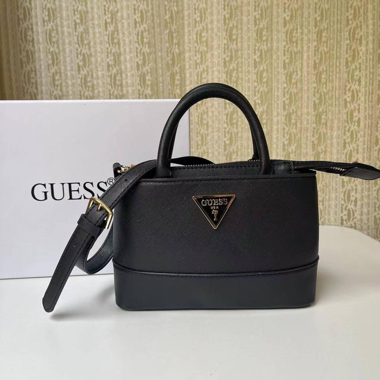 Guess Handbag
Size : 21 * 14 * 7 cm
90 dhs🪙🌺

with box🎁

Zain115
♥️♥️♥️