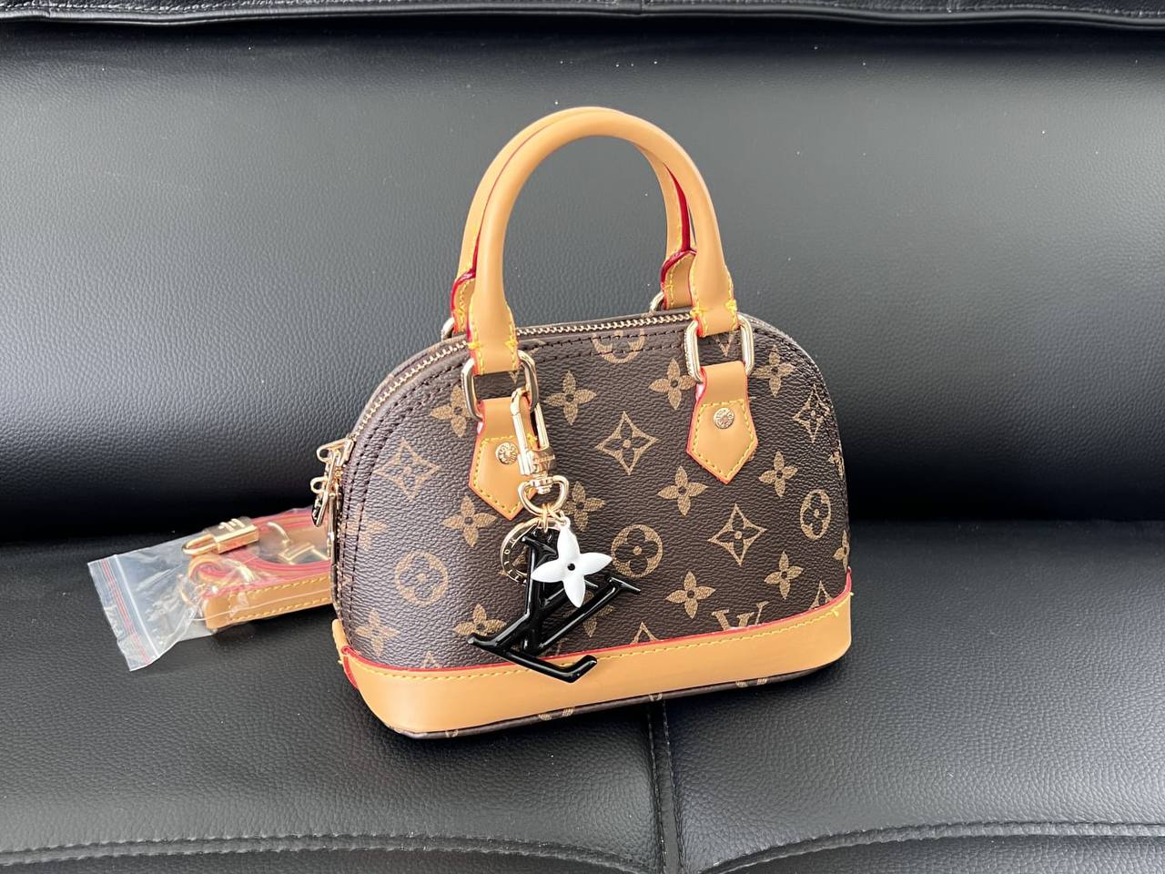 LV
110 dhs✅

With box 
🎁🎁🎁

high quality20cm

Zain26
♥️♥️♥️