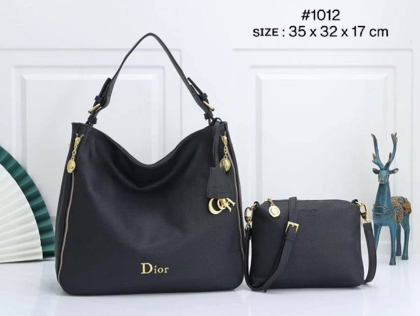 CHRISTIAN DIOR
HOBO TOTEBAG 2n1
ᴡɪᴛʜ sʟɪɴɢ ᴘᴏᴜᴄʜ
ʟᴇᴀᴛʜᴇʀ ᴍᴀᴛᴇʀɪᴀʟ
ɢᴏʟᴅ ʜᴀʀᴅᴡᴀʀᴇ
sɪᴢᴇ : 35 cm

110 dhs✅

Zain31
♥️♥️♥️